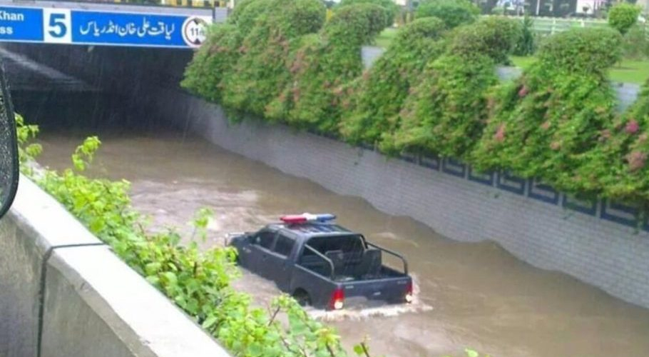 Heavy rains flood Lahore, city paralyzed as roads resemble ponds