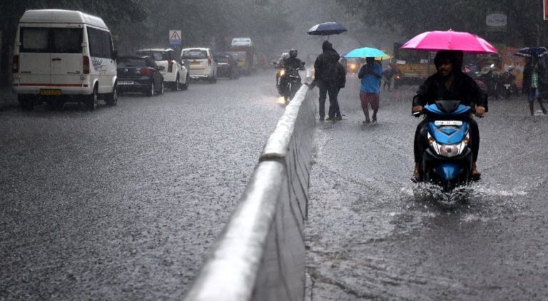 Parts of Sindh receive heavy rain overnight