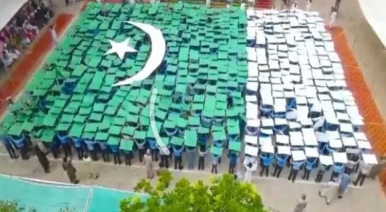 Pakpattan students form gigantic human flag on Independence Day