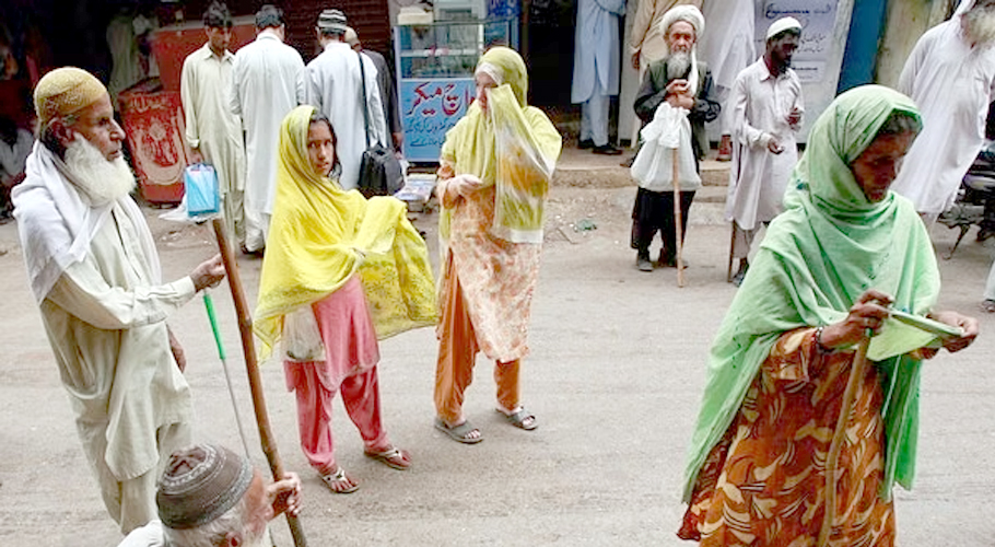 What is the income of beggars in Pakistan?