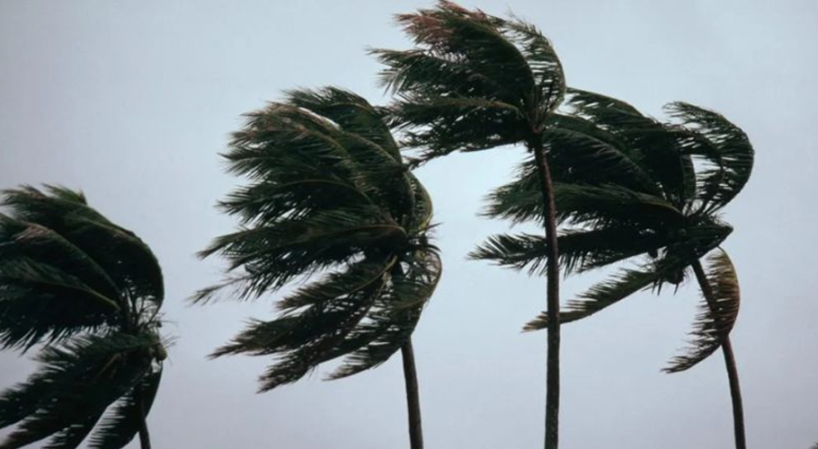strong winds start blowing in karachi before the tropical cyclone