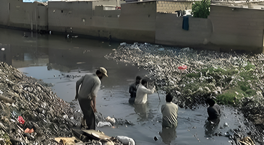 Woman throws eight-year-old child nullah in Karachi