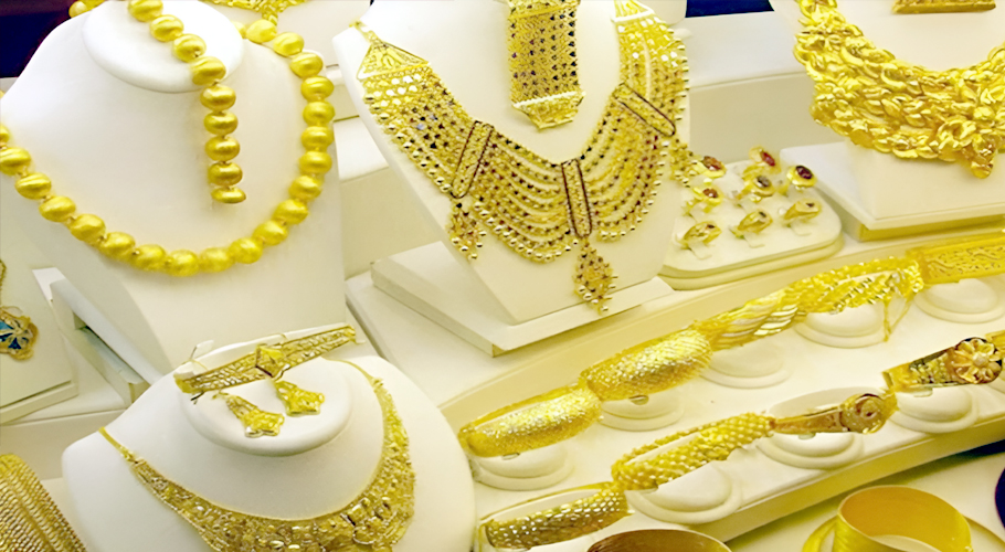 Gold prices surge over Rs8,000 per tola in Pakistan