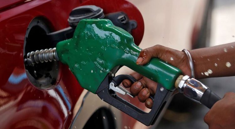 Scam Exposed: Fraudsters Begging for Petrol to Deceive Public in Karachi