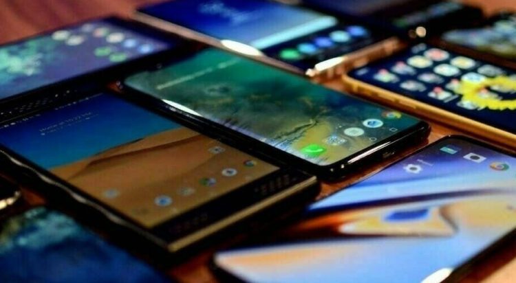 CPLC returns over 100 recovered mobile phones to owners in Karachi