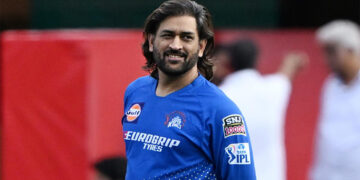 Dhoni Advises Hotel Manager to Visit Pakistan