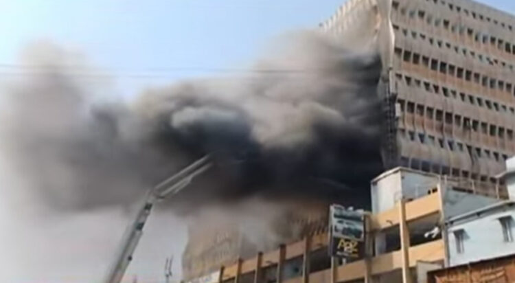 Fire breaks out near Rimpa Plaza on Karachi’s MA Jinnah Road