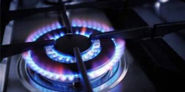 Gas crisis intensifies in Karachi with unannounced loadshedding and low pressure