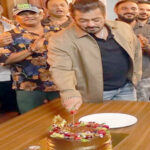 Salman Khan celebrates 59th birthday with girlfriend Iulia Vantur and family