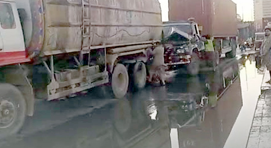 Oil Thieves Rush After Tanker-Trawler Collision in Kemari