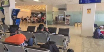 Water pipeline burst floods Karachi Airport’s departure lounge