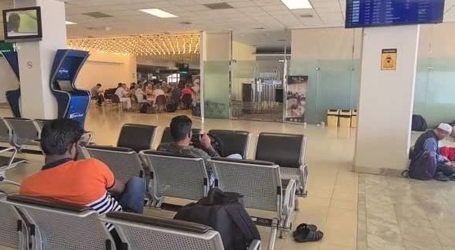 Water pipeline burst floods Karachi Airport’s departure lounge