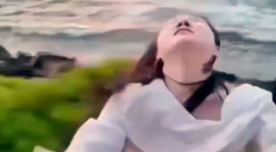 woman falls from moving train while posing for selfie
