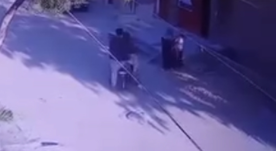 CCTV captures failed kidnapping attempt of girl in Karachi