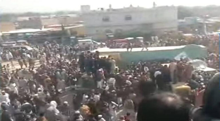 10 killed, 15 injured in horrific traffic accident in Karak