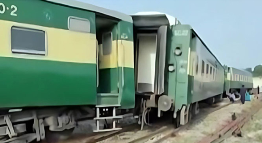 Multan-bound train derails near Matiari, causes widespread disruptions