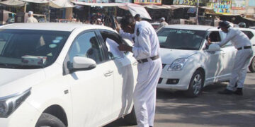 Karachi traffic police take action against violators