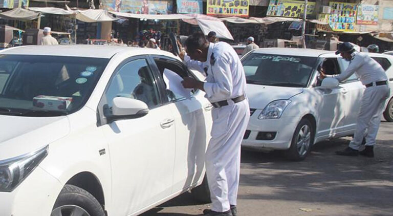 Karachi traffic police take action against violators