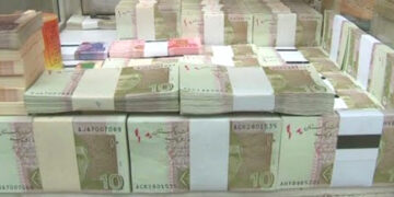 Ordinary Pakistanis Now Hold Nearly Half of Pakistan’s Bank Deposits