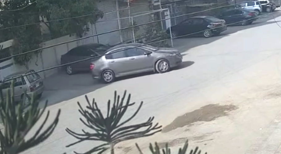 Karachi: Car Stolen in 44 Seconds in Gulshan-e-Iqbal – Watch Shocking Footage