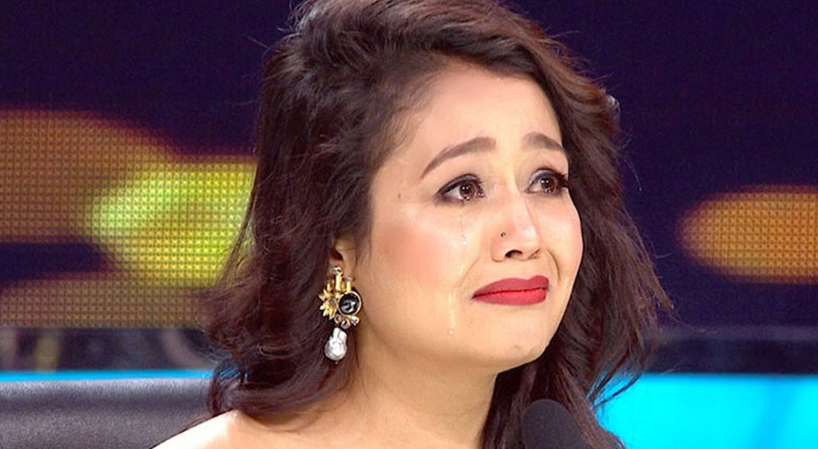 Neha Kakkar breaks down on stage as crowd boos her for late arrival