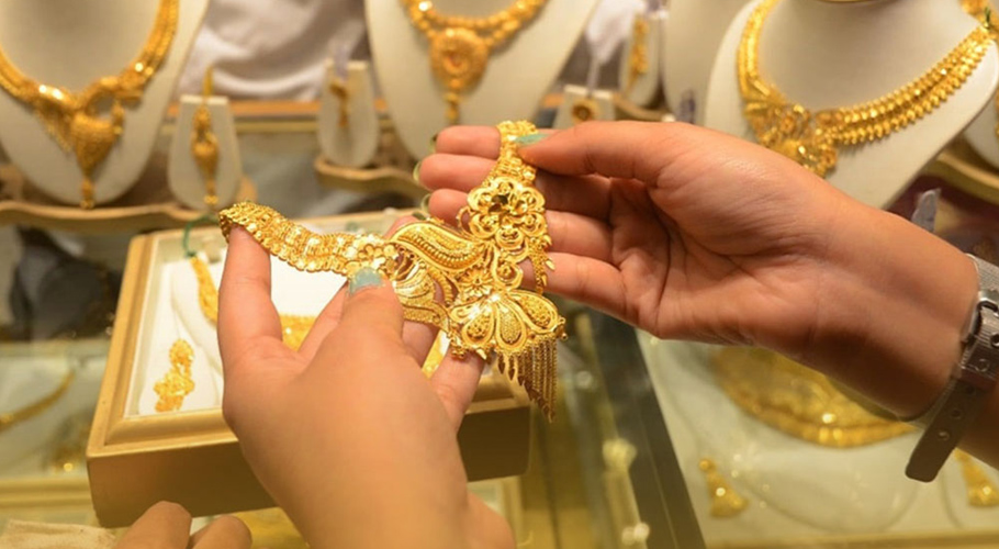Gold gains Rs1,300 per tola in local market, tracks international increase