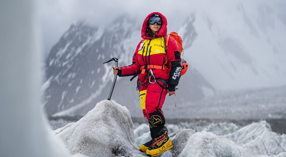 Pakistan’s Naila Kiani scales Kanchenjunga summit