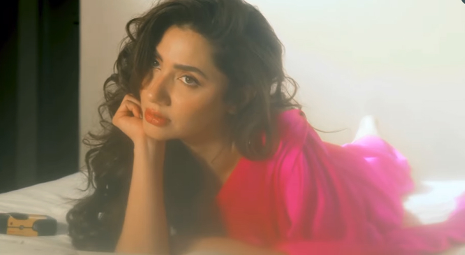 Mahira Khan’s breathtaking performance to Noor Jehan’s song