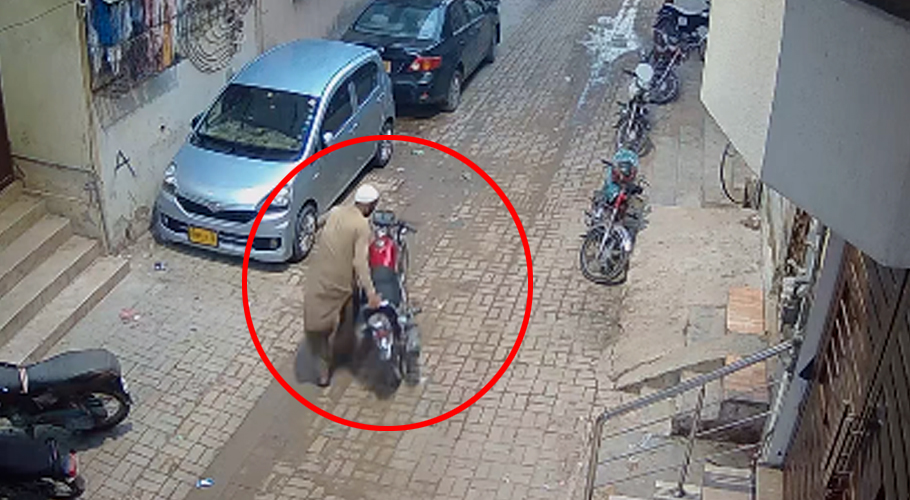 Motorcycle Stolen in Mehmoodabad, Thief Caught on CCTV