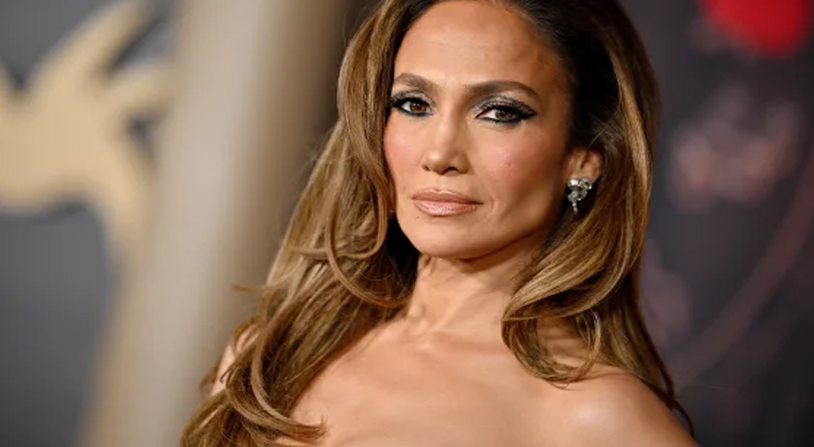 Jennifer Lopez hugs director Ridley Scott during visit to Ben Affleck’s office