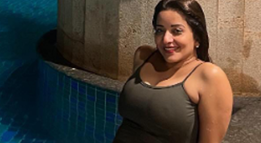 Monalisa showed her hot style in a monokini by the pool, pictures went viral on the internet