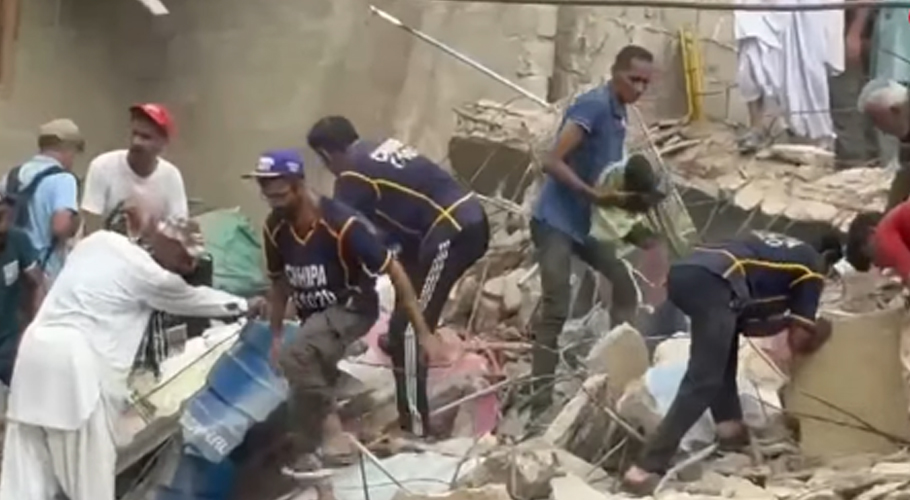 Karachi: Three-storey building collapses in Mominabad area of Orangi