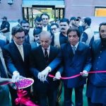 وزیراعظم شہباز شریف نئی ٹرین کا افتتاح کرتے ہوئے