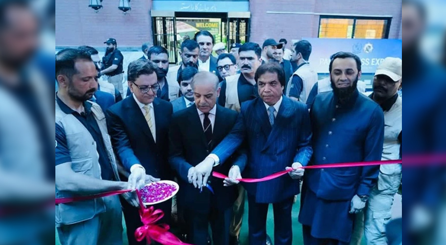 وزیراعظم شہباز شریف نئی ٹرین کا افتتاح کرتے ہوئے