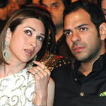 کرشمہ کپور اپنے سابق شوہر آنجہانی سنجے کپور کے پہلو میں ایک تقریب کے دوران