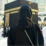 اکیلی خاتون کعبہ شریف کے سامنے کھڑی ہے
