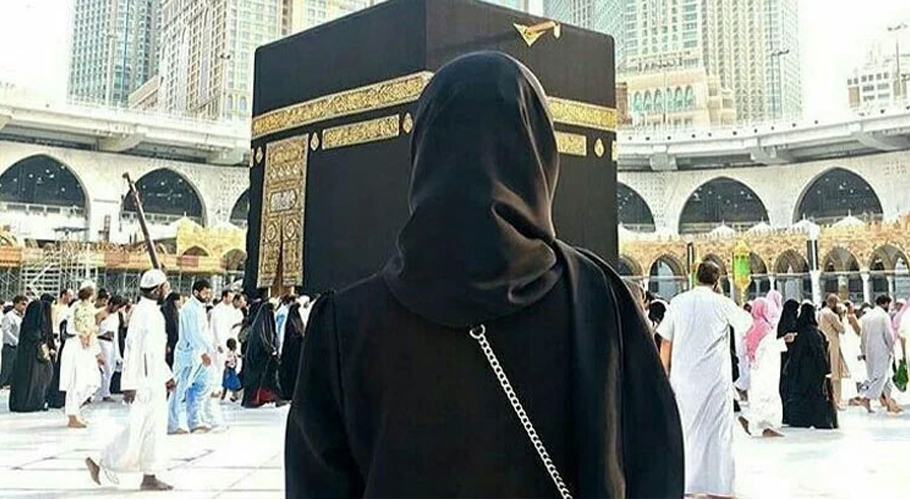 اکیلی خاتون کعبہ شریف کے سامنے کھڑی ہے
