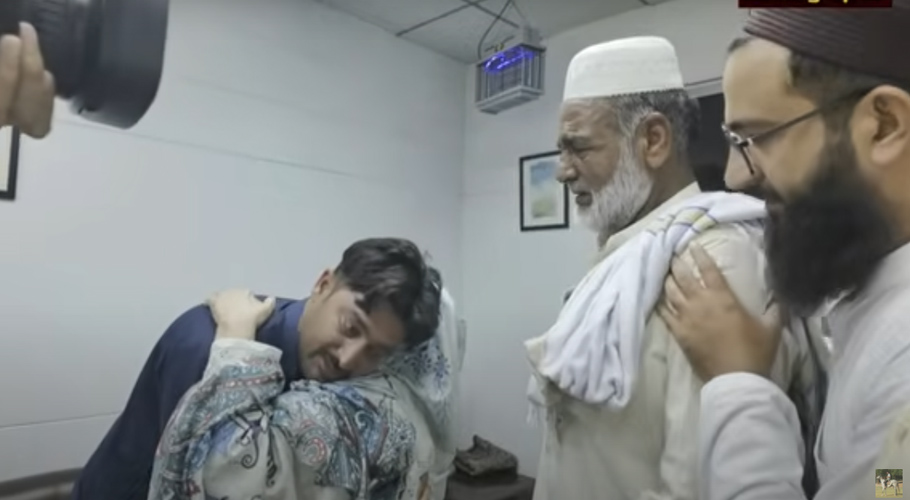 بیٹے اور والدین کے 32 سال بعد ملنے کا منظر