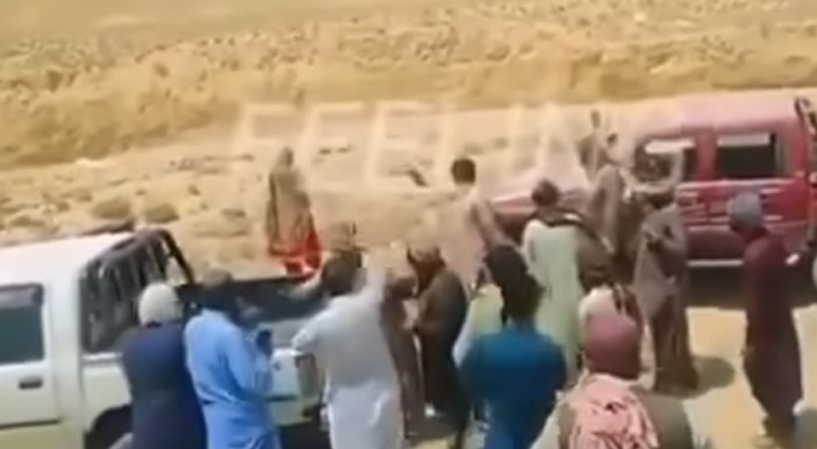 پسند کی شادی کرنے والی لڑکی کو سرعام گولی مارنے کا منظر