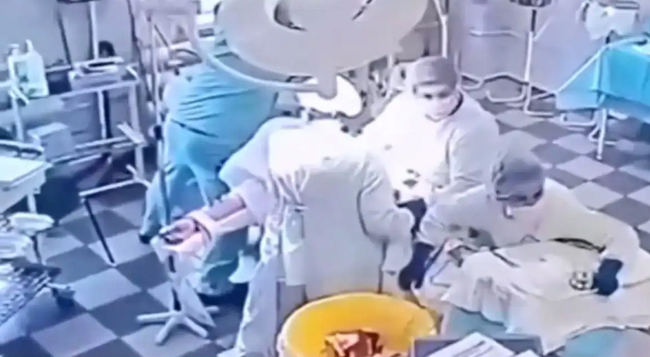 زلزلے کے دوران او ٹی میں روسی ڈاکٹر فرض نبھاتے ہوئے