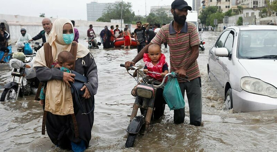 گزشتہ سال کی بارشوں کے دوران کراچی کی ایک سڑک کا منظر
