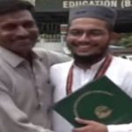 رکشا ڈرائیور اپنے بیٹے کے ساتھ جس نے میٹرک ٹاپ کیا ہے