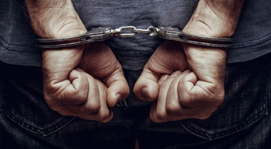 ایک شخص کو گرفتار حالت میں دکھایا گیا ہے