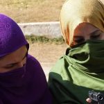 دو خواتین اسلحہ کی تربیت لے رہیں