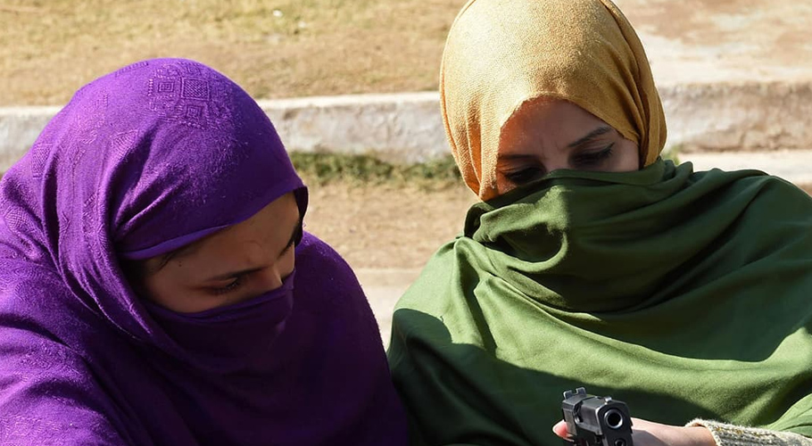 دو خواتین اسلحہ کی تربیت لے رہیں