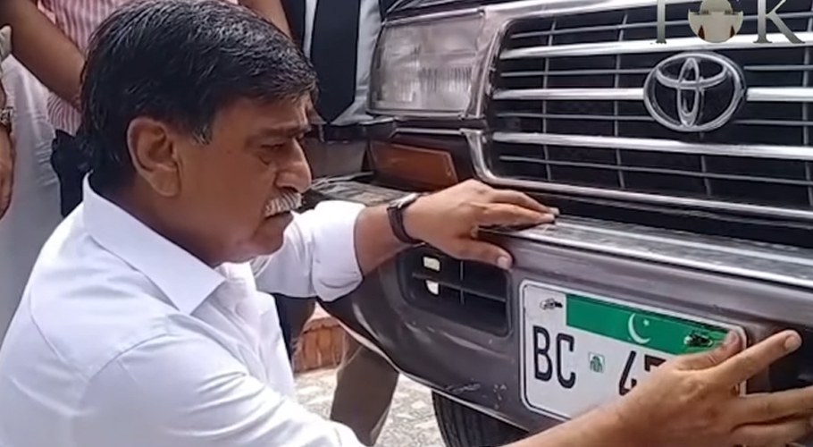 Afaq Ahmed launched a campaign to place the national flag on number plates