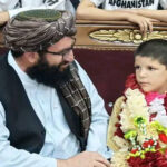 سات سالہ ماہر ریاضی افغان بچہ سمیع اللہ افغان حکام کے ساتھ