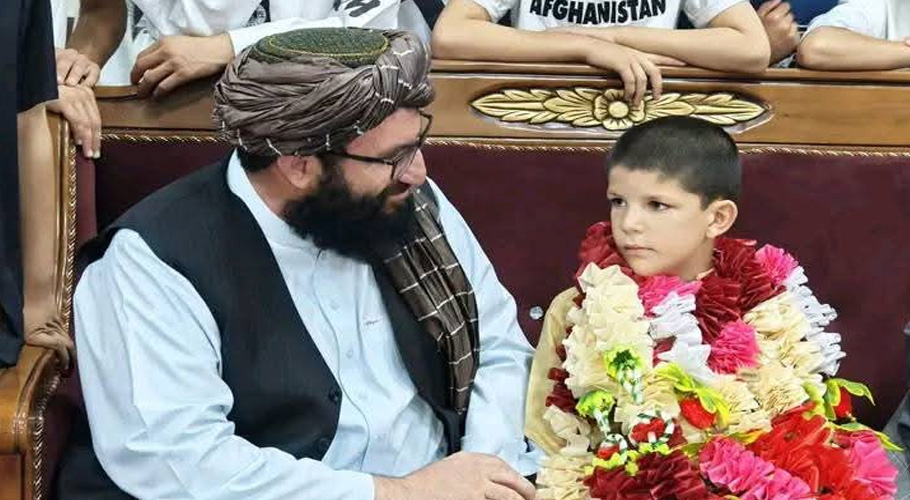 سات سالہ ماہر ریاضی افغان بچہ سمیع اللہ افغان حکام کے ساتھ