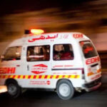 کراچی کی سڑکوں پر چنگھاڑتی ایمبولینس