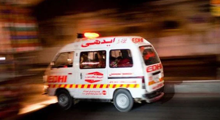 کراچی کی سڑکوں پر چنگھاڑتی ایمبولینس